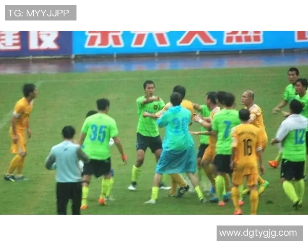 足球明星亲密互动瞬间高清拍肩膀图片展示球场友谊与团结精神